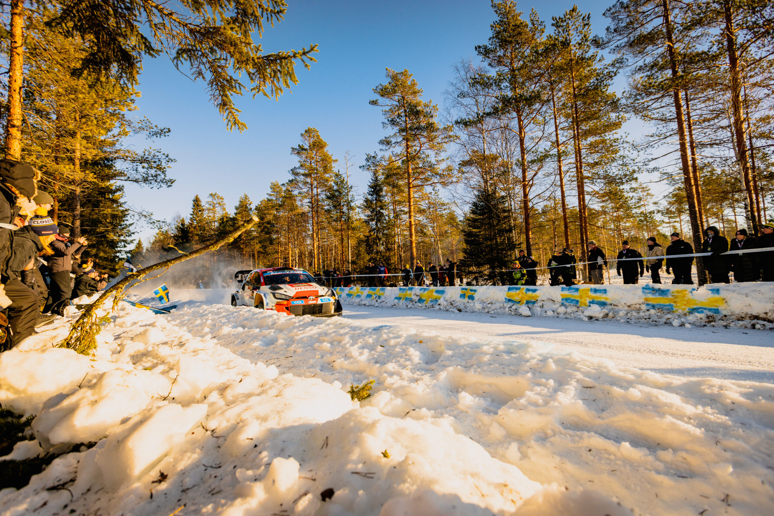 Rallybil i vinterlandskap